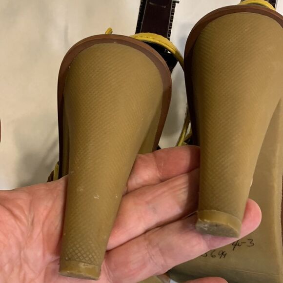 Michael Kors size 8 mustard color sandals/heels - Picture 5 of 11